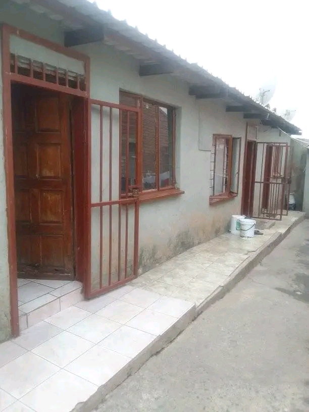 Big room available immediately in ex1 
rent   in Rabie ridge