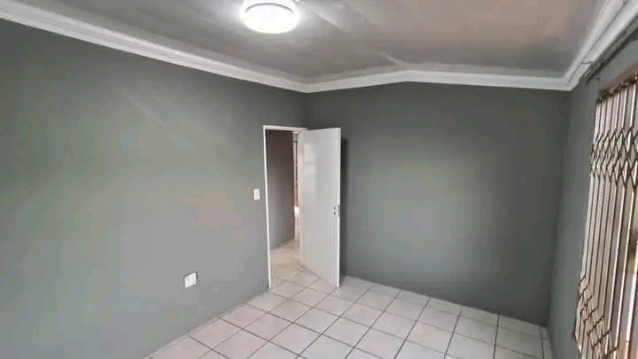 House to rent in ext.2 available immediately.  in Naledi