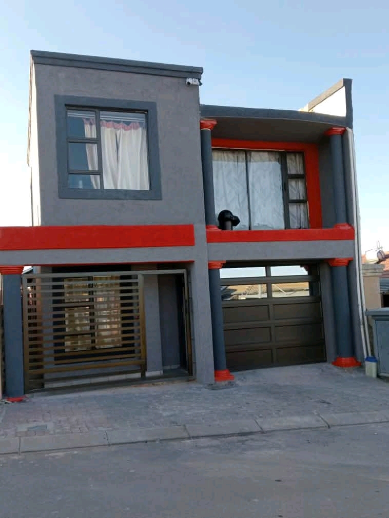 R1,900 big room 
agent fee r600 once off
co  in Clayville