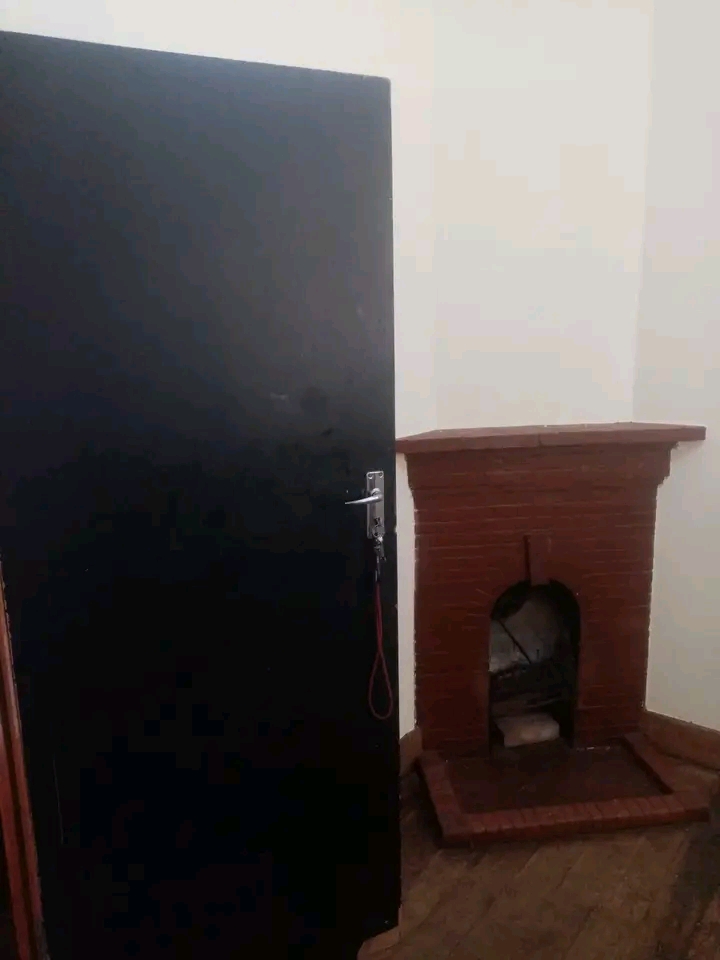 2 rooms for rent r2300 including electricity   in Rosettenville