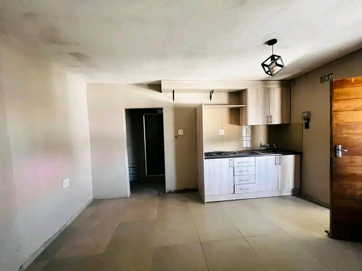 Room available at ext 71
*rent is r3000.
*t  in Clayville