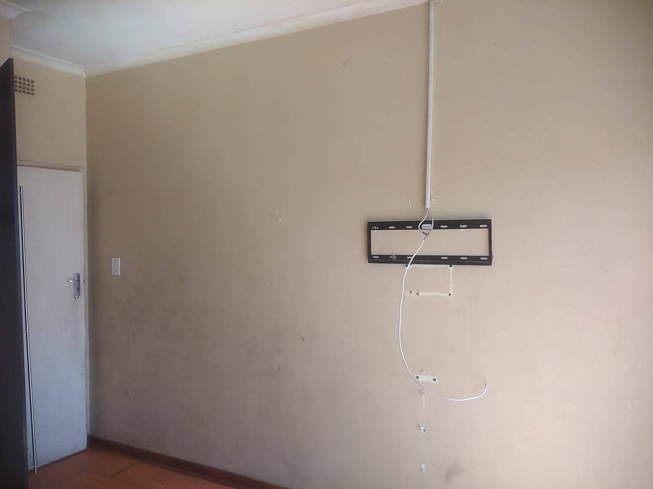 Room to  rent in a house commune.

parking   in Lombardy East