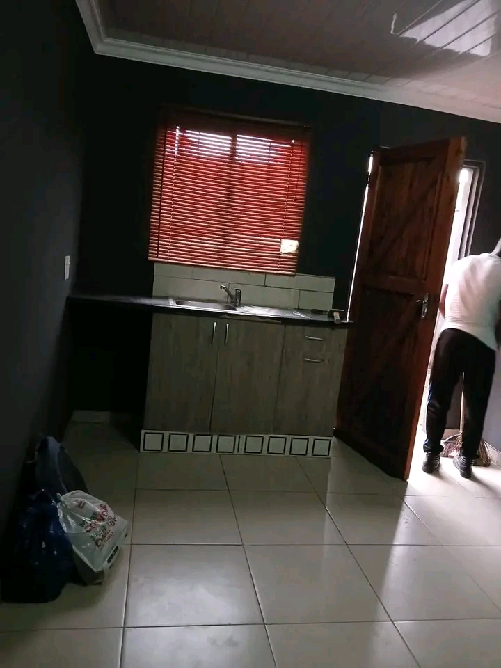 Bachelor available at ext 3 near score taxi r  in Ivory Park