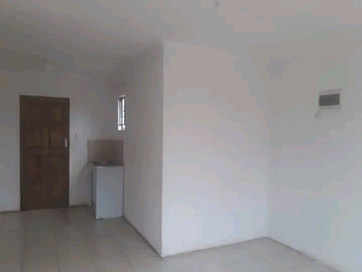 Area: ext 21📍
3 bedrooms
bathroom
loung  in Windmill Park