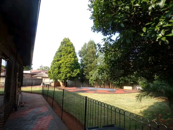 House for rental 
rental r8700 plus deposit   in Dawn Park