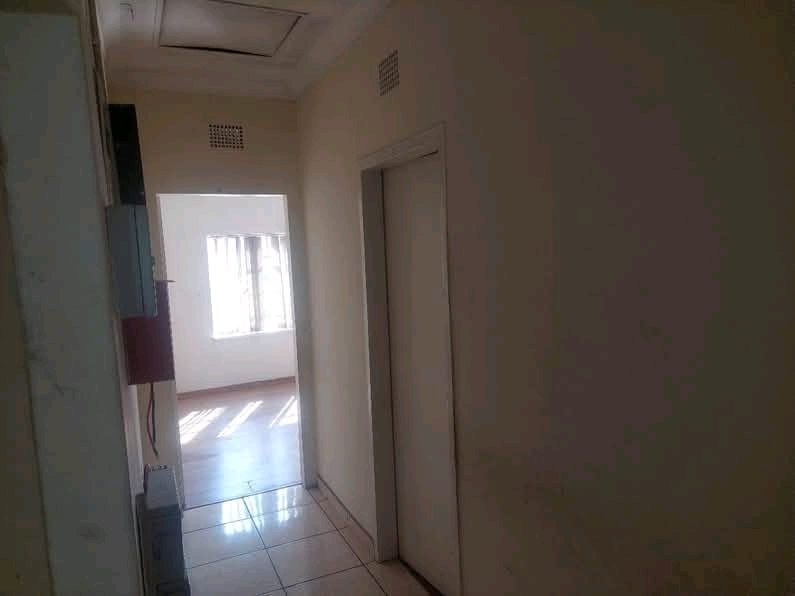 Rooms available in a house 
rent r3500
depo  in Edenvale