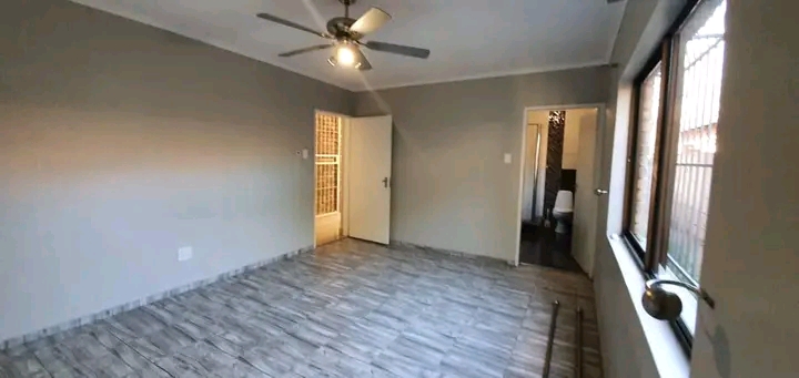 100 m2 - spacious! garden flat huge living ar  in The Reeds