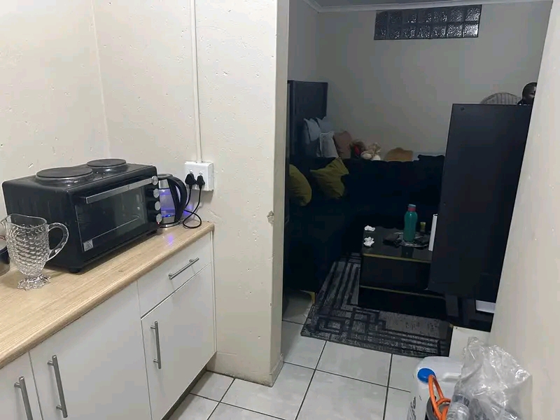 1 bed with built-in closet, kitchenette with   in Linmeyer