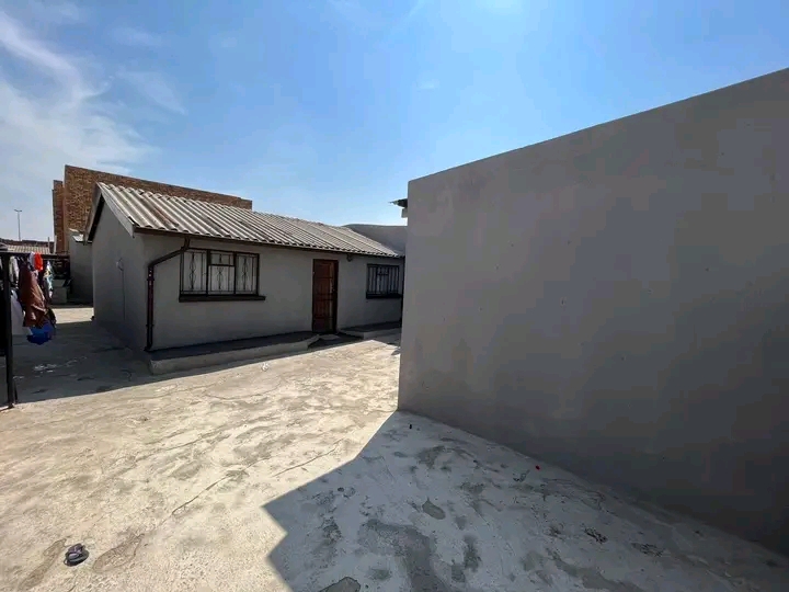 House for sale 
investment property waiting   in Tembisa