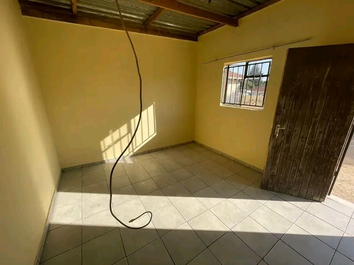Spacious cottage to rent with outside toilet   in Birch Acres