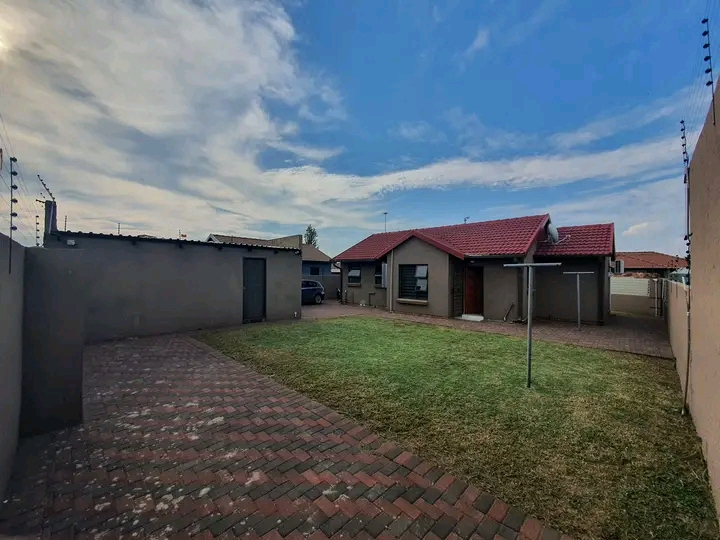 Stunning 3 bedroom house located in paradise,  in Vosloorus