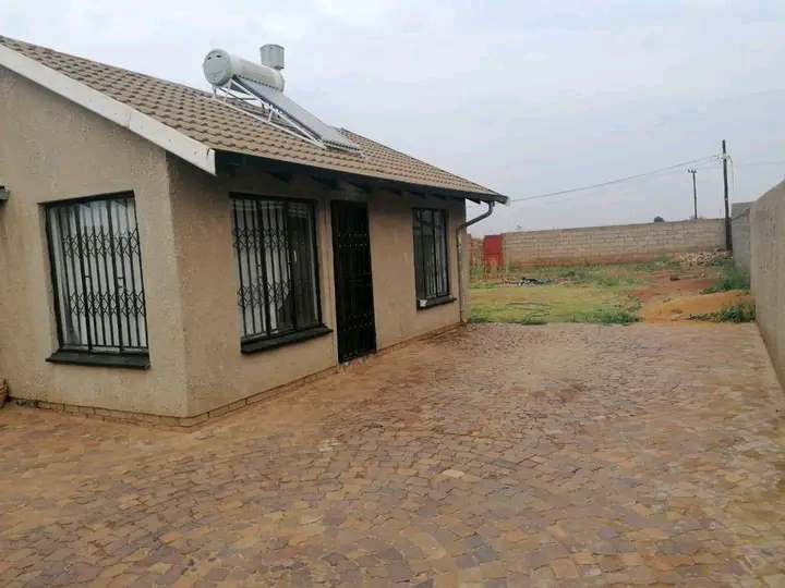2 bedroom 1 bath house for rent in green vill  in Soweto