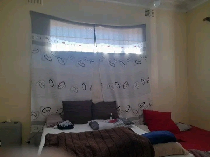 Inside room to let in oxford road johannesbur  in Kensington