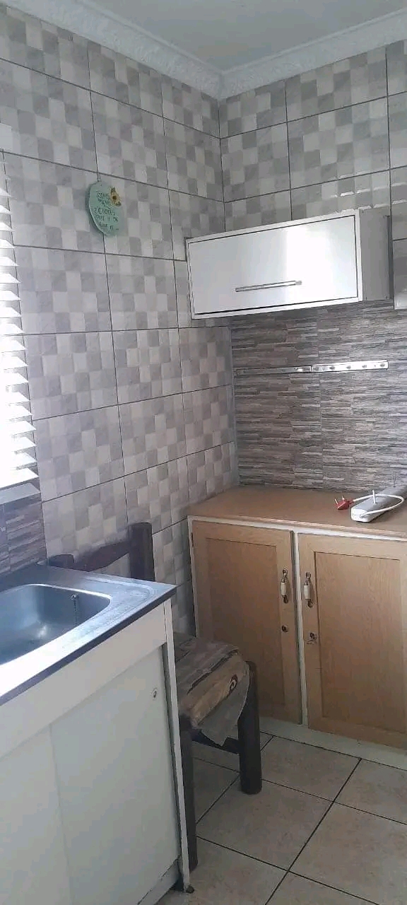 Zone 2, 1 room with fitted built ins, space f  in Pimville
