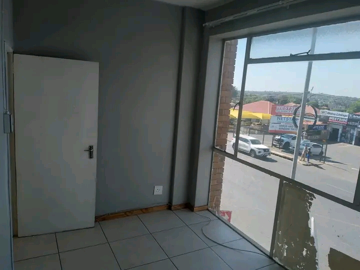 Bachelor flat available at killarney court, n  in Krugersdorp