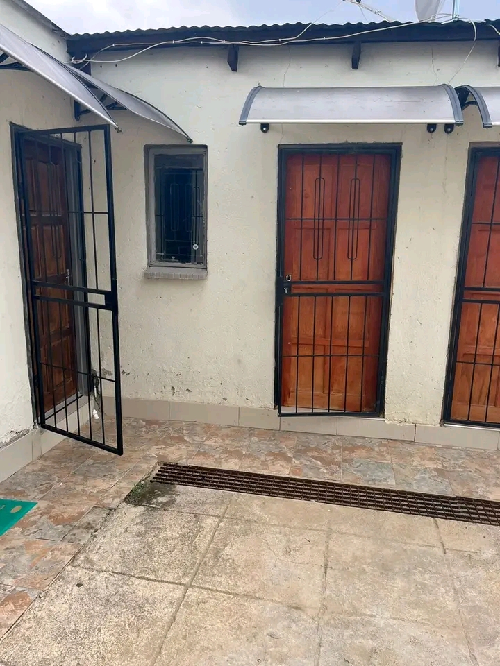 A beautiful standard room for r1600 deposit r  in Allandale