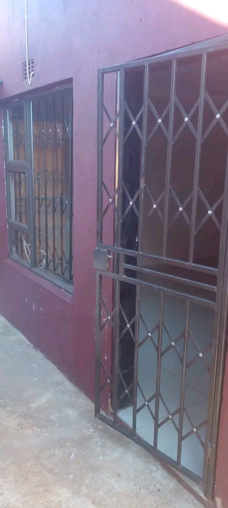 Room to rent in ext 11 (soweto). rent r1000 n  in Protea Glen