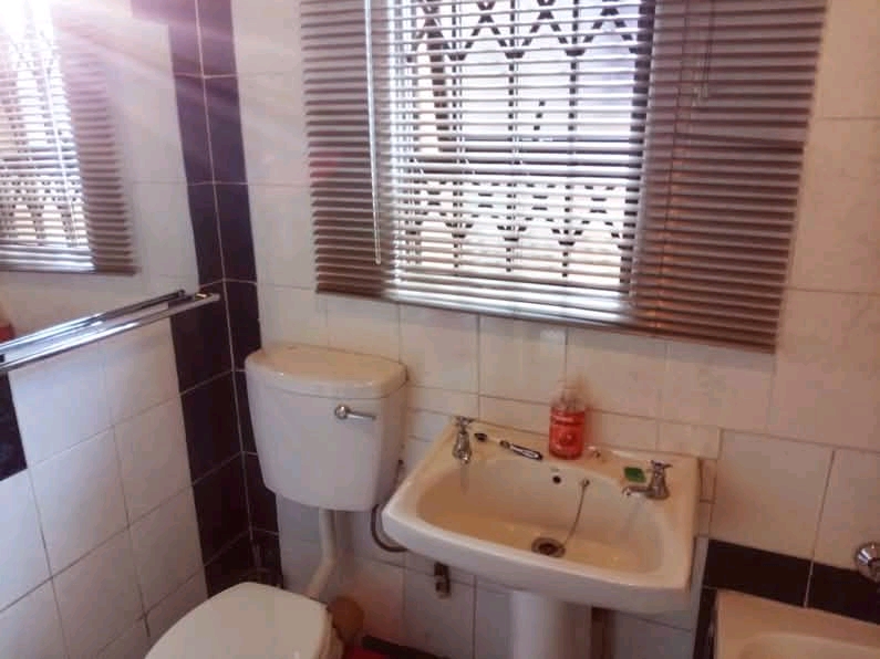 2 bedroom house (one of the bedrooms fits 2 b  in Protea North