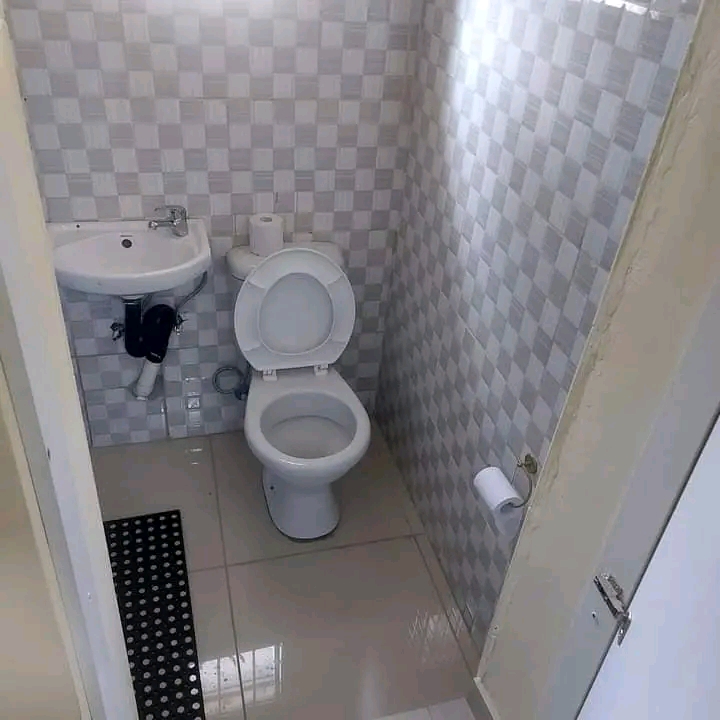 Cottage to let r3000. deposit r1000. water in  in Rosettenville