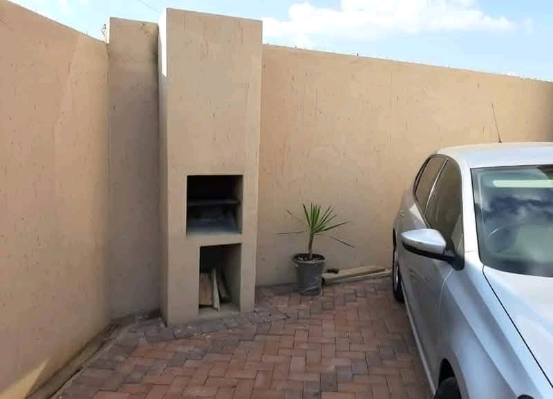 Neat open room accommodation in close   proxi  in Vosloorus