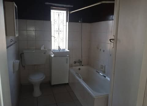 Beautiful and spacious 1 bedroom cottage for   in Primrose east