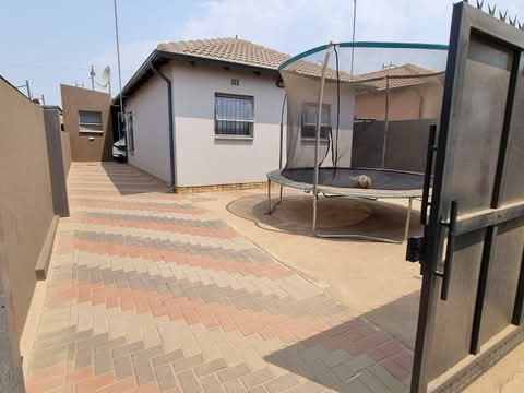 A well maintained 2 bedroom house with built-  in Clayville