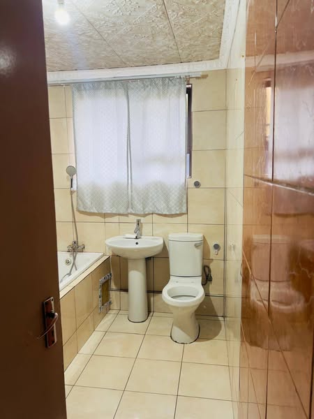 2 fitted bedrooms house coming with a fitted   in Tembisa