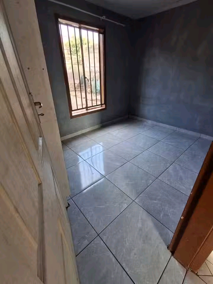 2 bedrooms house with built in wardrobes,fitt  in Vosloorus