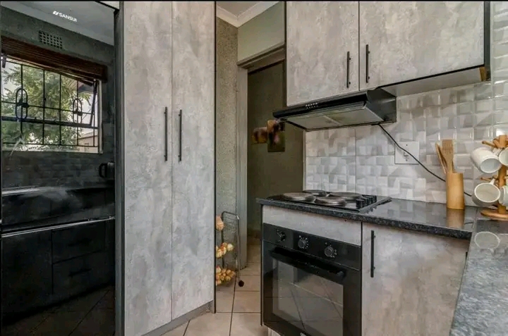 2 bedroom house to rent in the ext 7. comes w  in Cosmo City