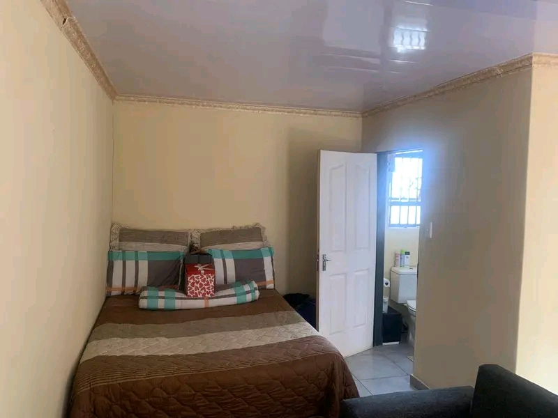 Room with ensuite to rent extension 16, phase  in Protea Glen