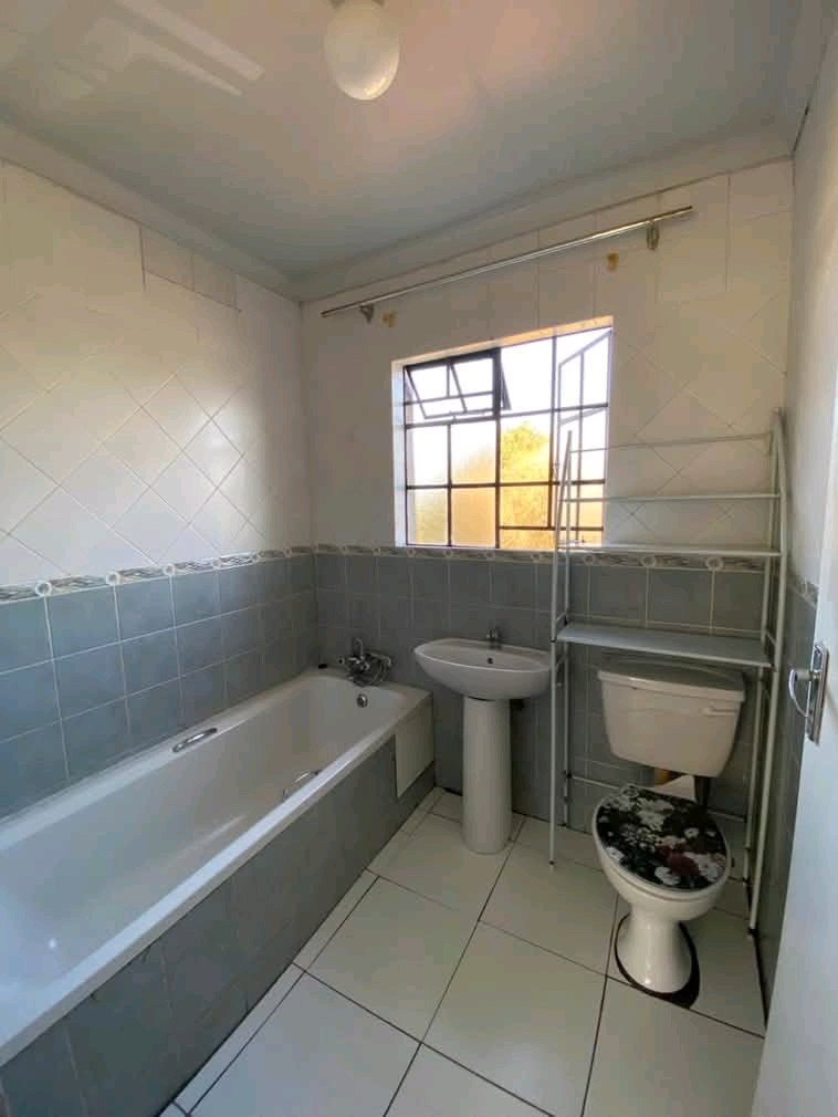 Unit to let by owner in west 
i am currently  in Roodepoort