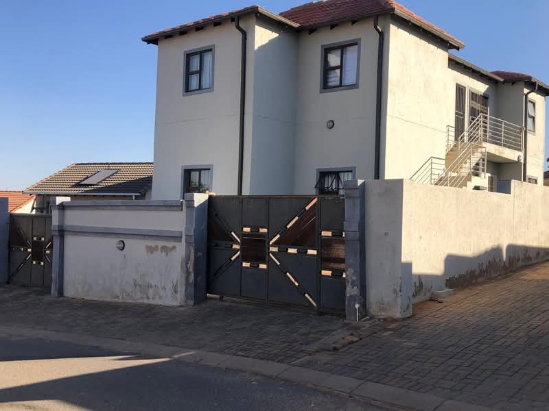 7 bedroom house for sale in ext 10. going for  in Cosmo City