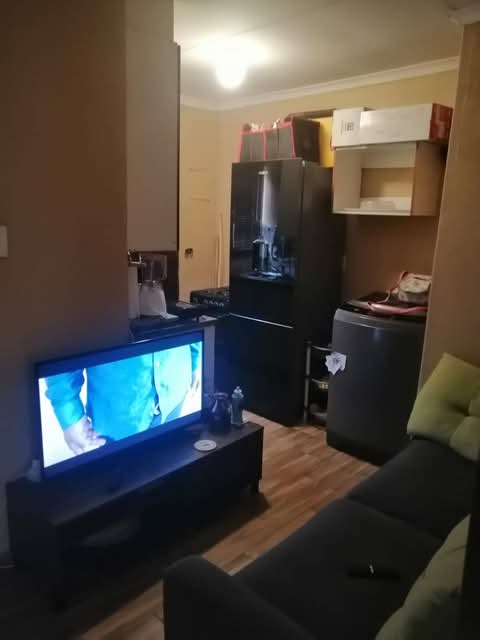 Spacious bachelor available in ext 27 from 01  in Clayville
