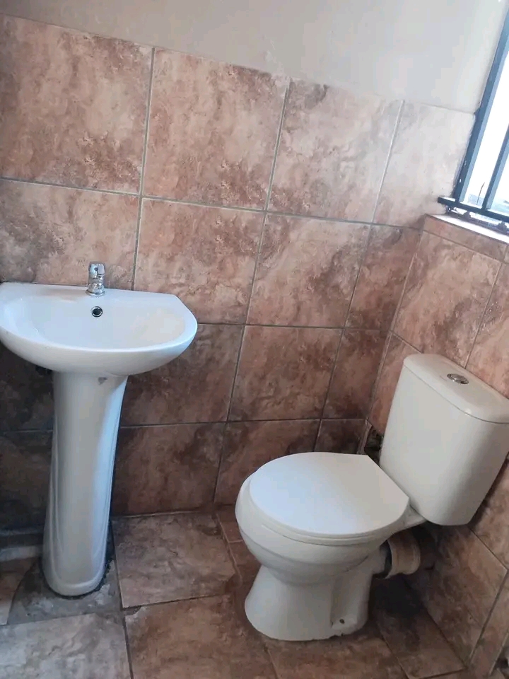 Ensuite room available for rental
location :  in Protea Glen