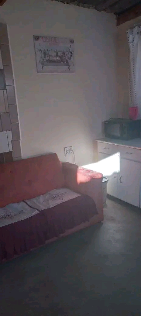 2 room to rent  phase5 r2000 available parkin  in Mamelodi