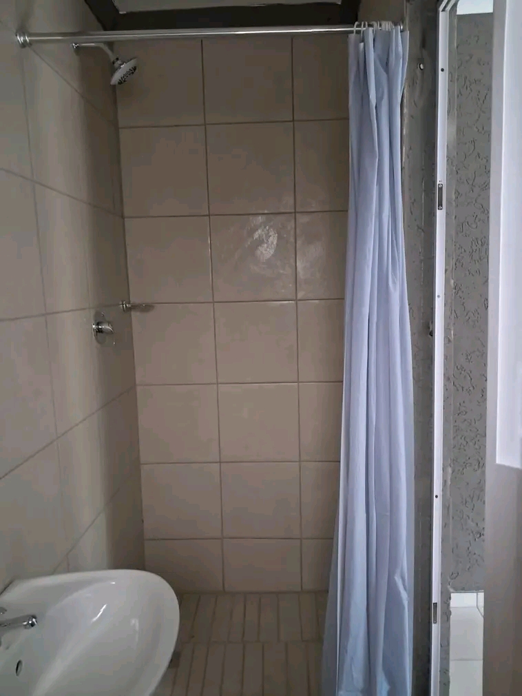 Bachelor available to rent at moagi estates
  in Vosloorus