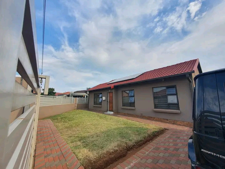 Stunning 3 bedroom house located in paradise,  in Vosloorus