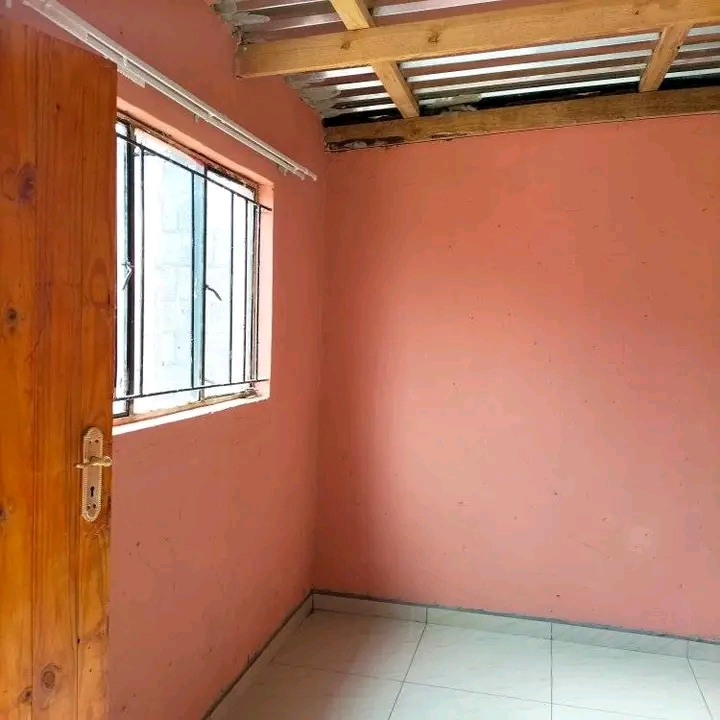 1500 garage to rent immediately zone 10 next   in Meadowlands