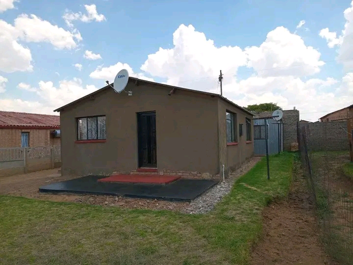 2;bedroom house zone 3 
r2000 rent
r1500 de  in Sebokeng