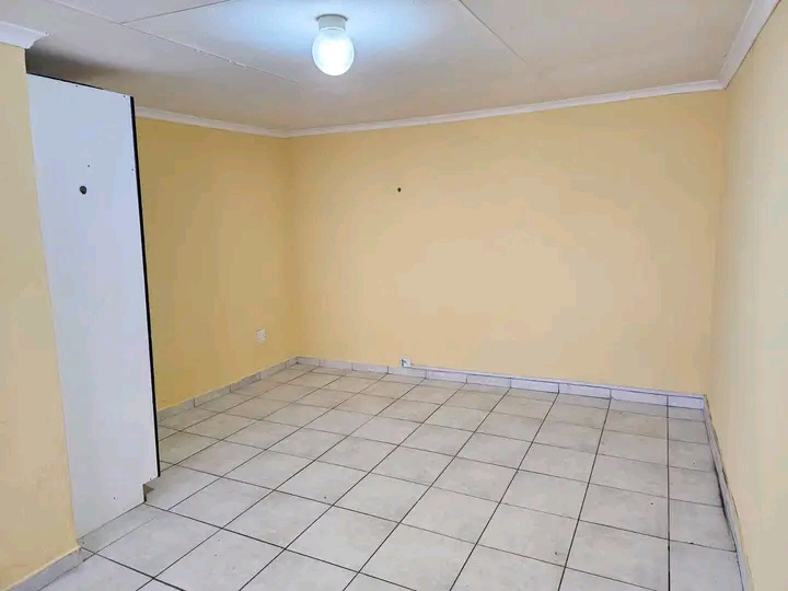 Bachelor cottage to rent
 44 victoria street  in Rosettenville