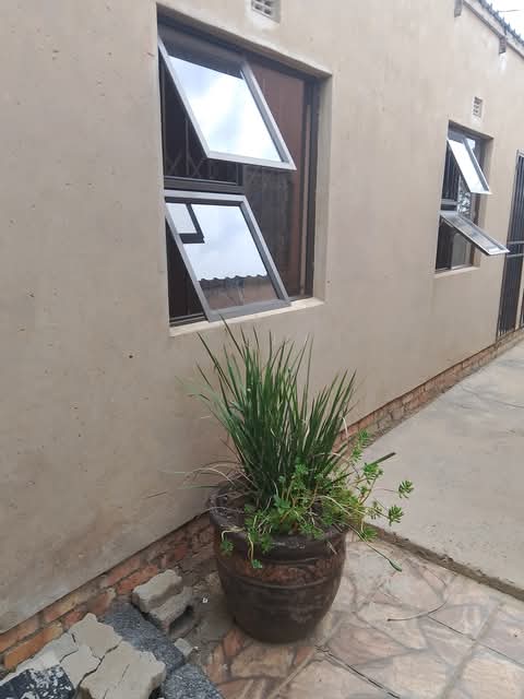 Rooms available to rent at ext.16 if interest  in Tsakane