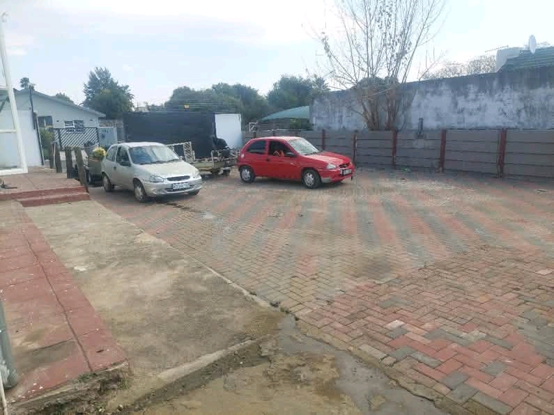 Rooms available in a house 
rent r3500
depo  in Edenvale