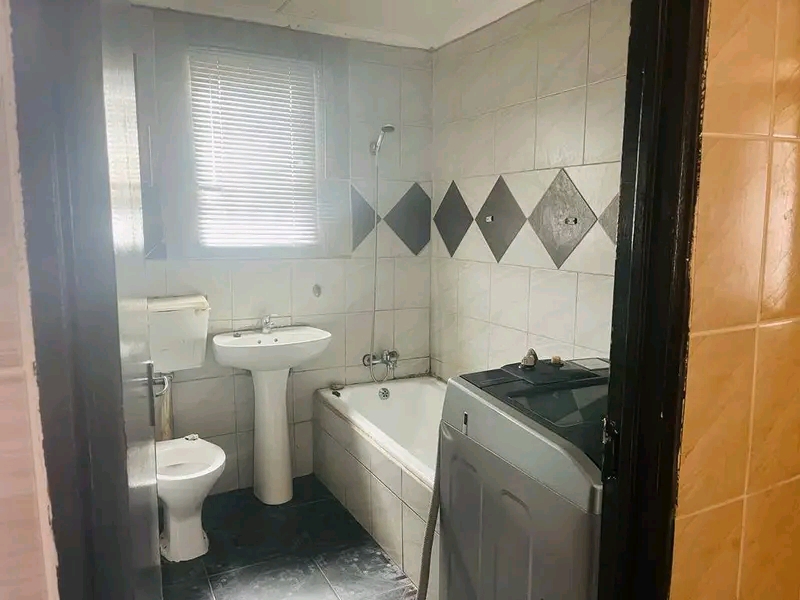 3 bed room house ext 16 r5000 pm
deposit req  in Protea Glen