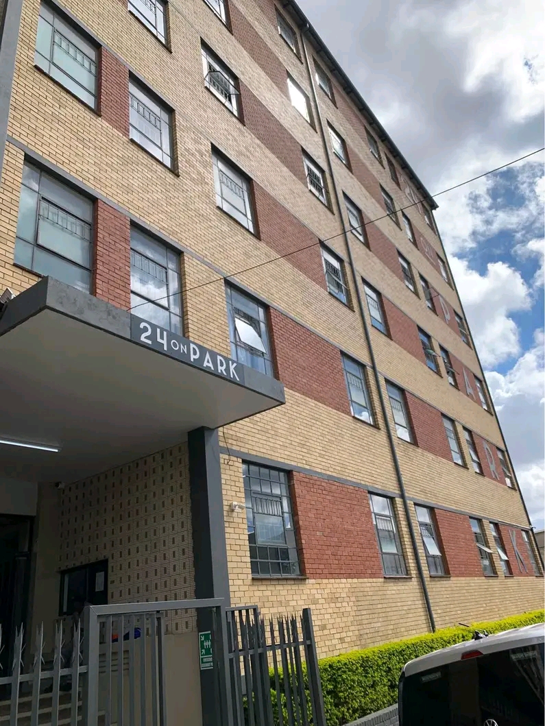 1 bedroom loft 4500
bachelor 3800
electrici  in Maboneng