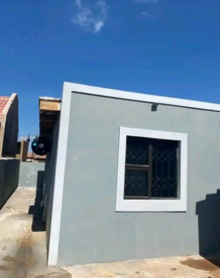 Garage available in twala near sbhedlela for   in Thokoza