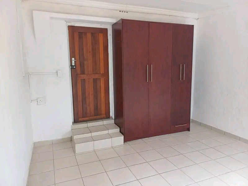 2 bedroom available. 
rent : r7000
water an  in Fourways