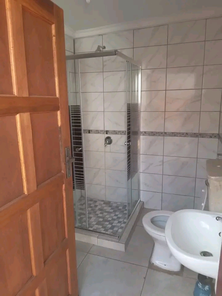 A bachelor room available in east x4
fitted   in Mamelodi
