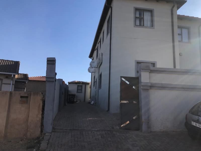 7 bedroom house for sale in ext 10. going for  in Cosmo City