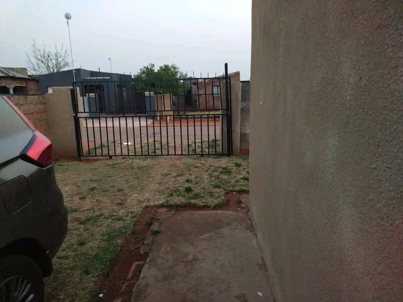 Two room cottage available for rental in mail  in Vosloorus