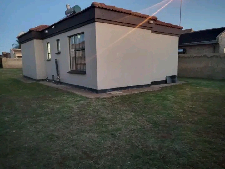 House available immediately to rent at paradi  in Vosloorus